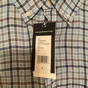 Brand new never worn men’s Vineyard Vines button down linen shirt.
